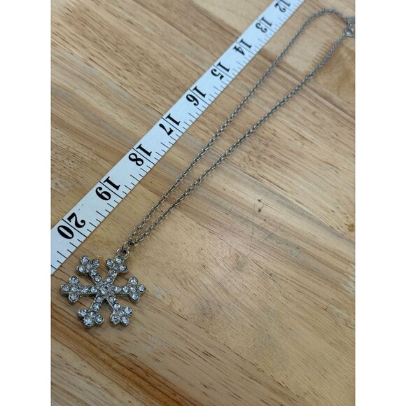 Snowflake Pendant Necklace Rhinestones Silver-Tone Chain By Sarah Coventry - Picture 7 of 9